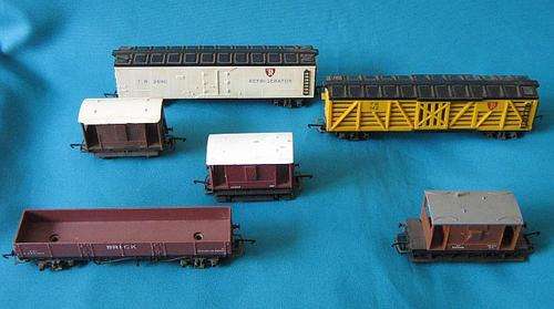 LOT OF TRI-ANG TRAIN WAGONS  - HO SCALE (ENGLAND)
