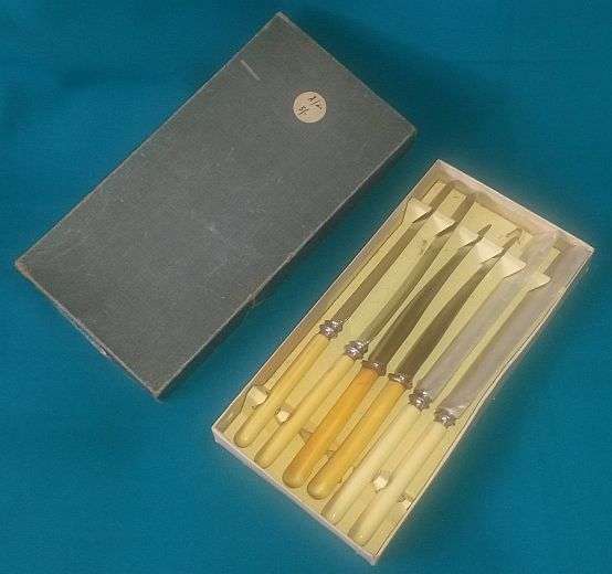 ASSORTED OLD BONE HANDLE DINNER KNIVES IN BOX