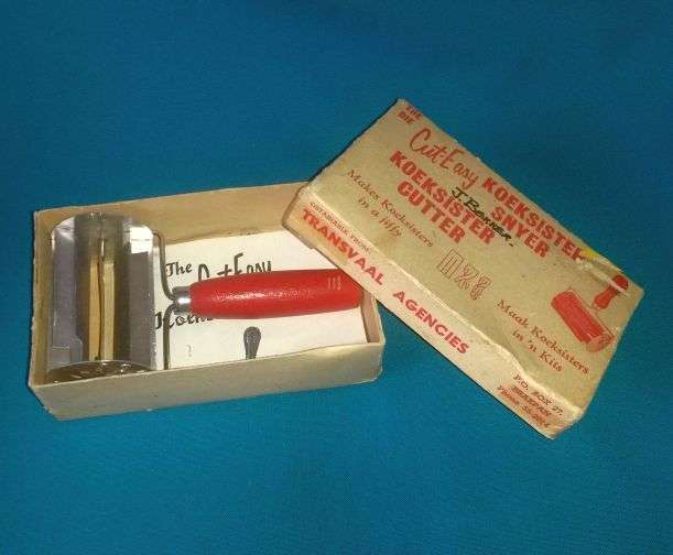 VERY OLD (TRANSVAAL AGENCIES) KOEKSISTER CUTTER IN BOX