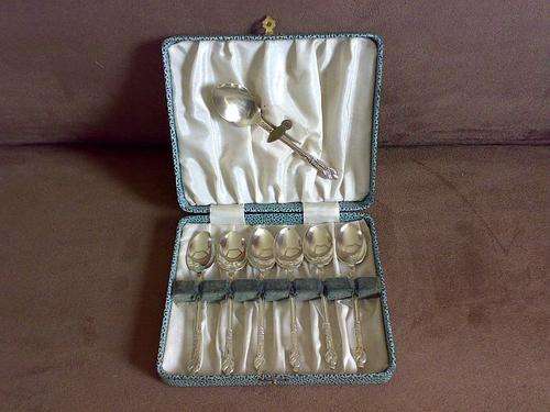 SET OF 6 EPNS APOSTLE SPOONS + SUGAR  SPOON IN CASE