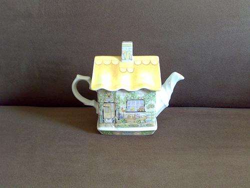 COLLECTABLE SADLER "ROSE COTTAGE" TEA POT