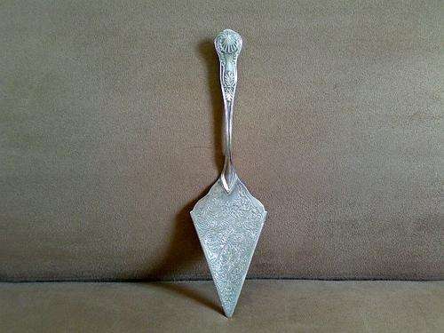VINTAGE SILVER PLATED CAKE LIFTER>>>DECORATIVE HANDLE