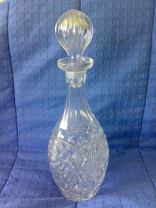 BEAUTIFUL HEAVY CUT GLASS DECANTER>>FLOWER DETAIL