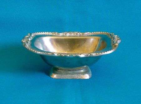 SMALL SILVER PLATED DISH/ BOWL>>>FLOWER DETAIL