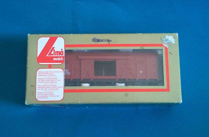 LIMA CLOSED WAGON WITH SLIDING DOORS IN BOX- HO SCALE