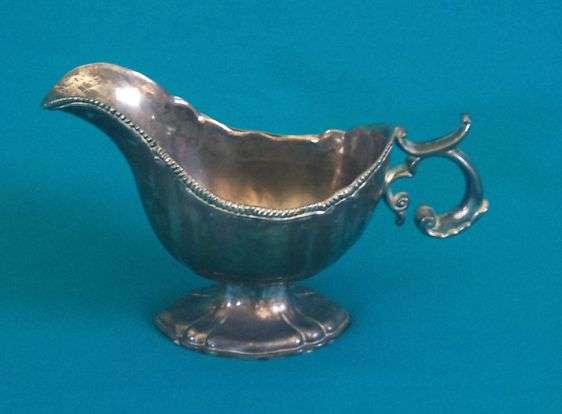 OLD HEAVY SILVER PLATED GRAVY BOAT>>>DECORATIVE HANDLE