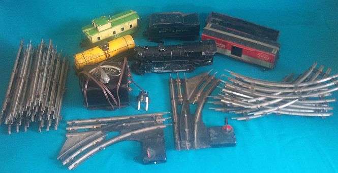 OLD TIN PLATE ELECTRIC TRAIN SET- O GAUGE