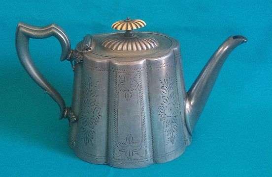 LOVELY OLD TEA POT>>>VINTAGE DECORATIVE DETAIL