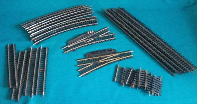 LOT OF 30 LIMA TRAIN TRACKS- HO SCALE