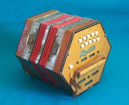 OLD WOODEN "RIGOLETTO" 20 BUTTON CONCERTINA