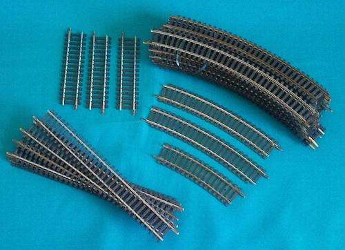 LOT OF 32 LIMA TRAIN TRACKS- HO SCALE