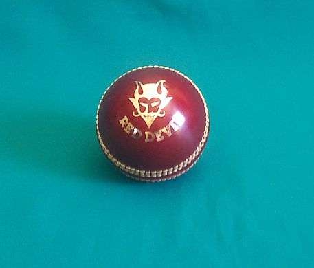 RED DEVIL 156g CRICKET BALL