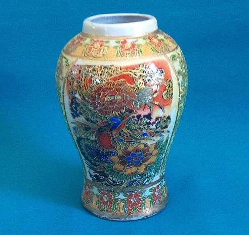 LOVELY ORIENTAL PORCELAIN VASE DEPICTING PEACOCKS & FLOWERS