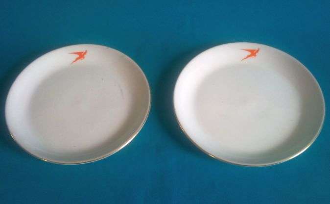 PAIR OF SAA PORCELAIN PLATES