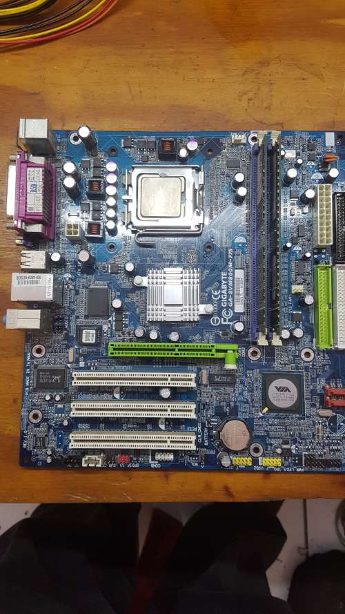 GIGABYTE GA-8VM800M-775 MOTHETBOARD CPU AND RAM