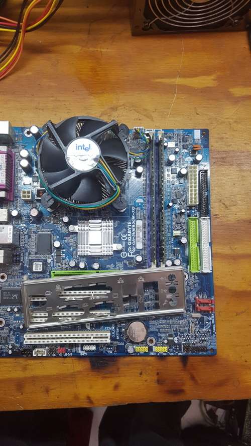 GIGABYTE GA-8VM800M-775 MOTHETBOARD CPU AND RAM