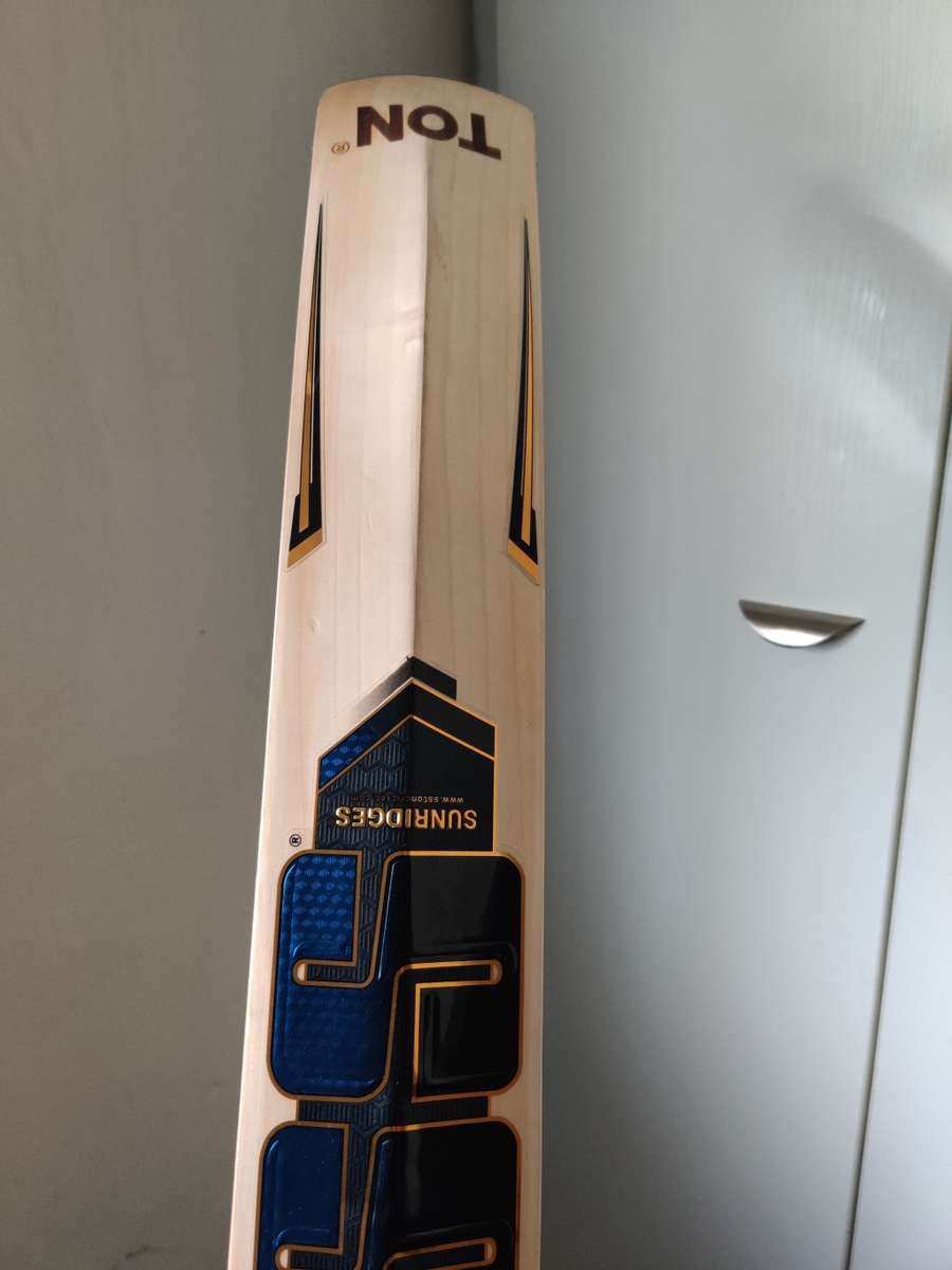 SS GG Smacker cricket bat - Free pads
