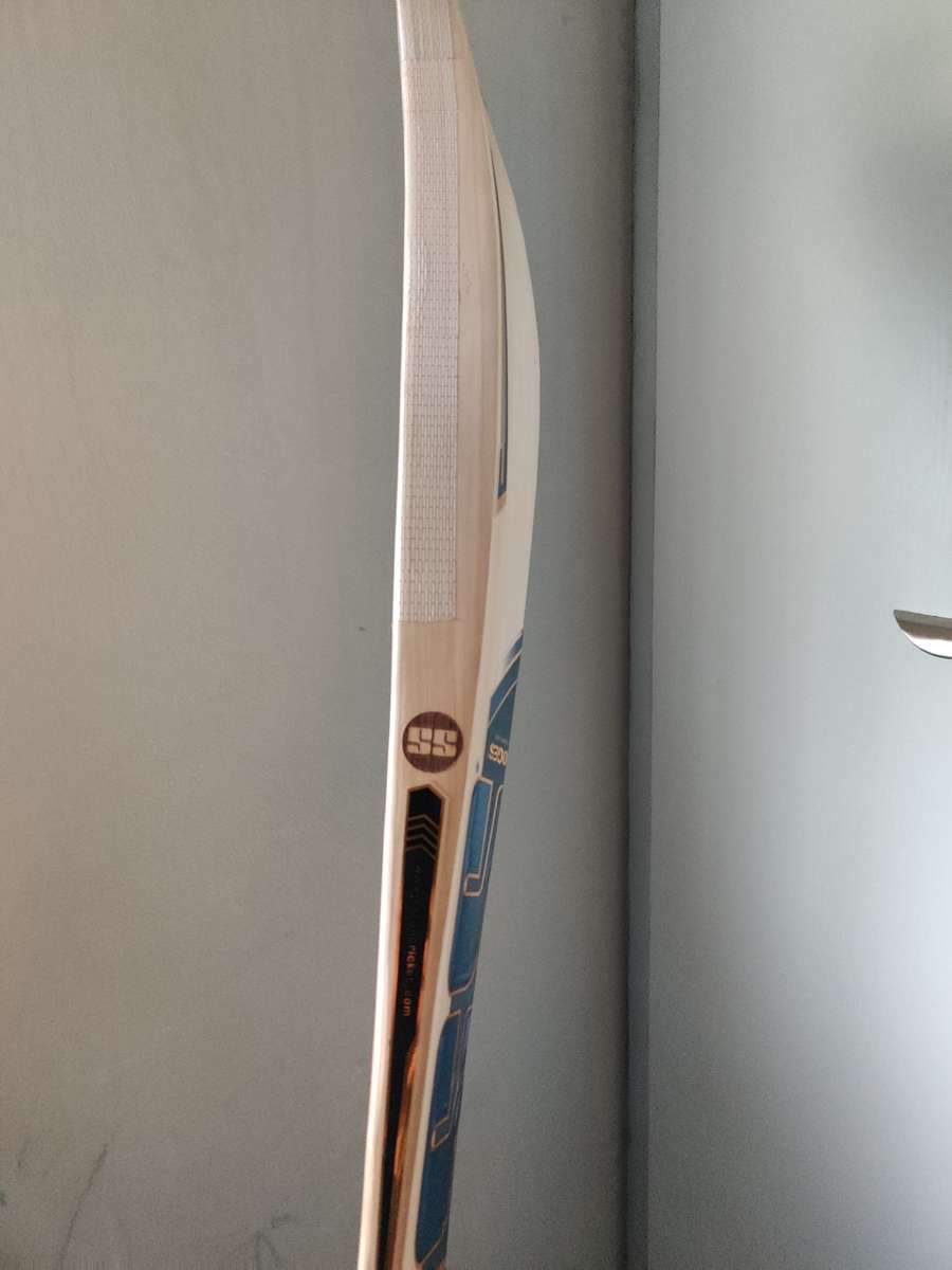 SS GG Smacker cricket bat - Free pads