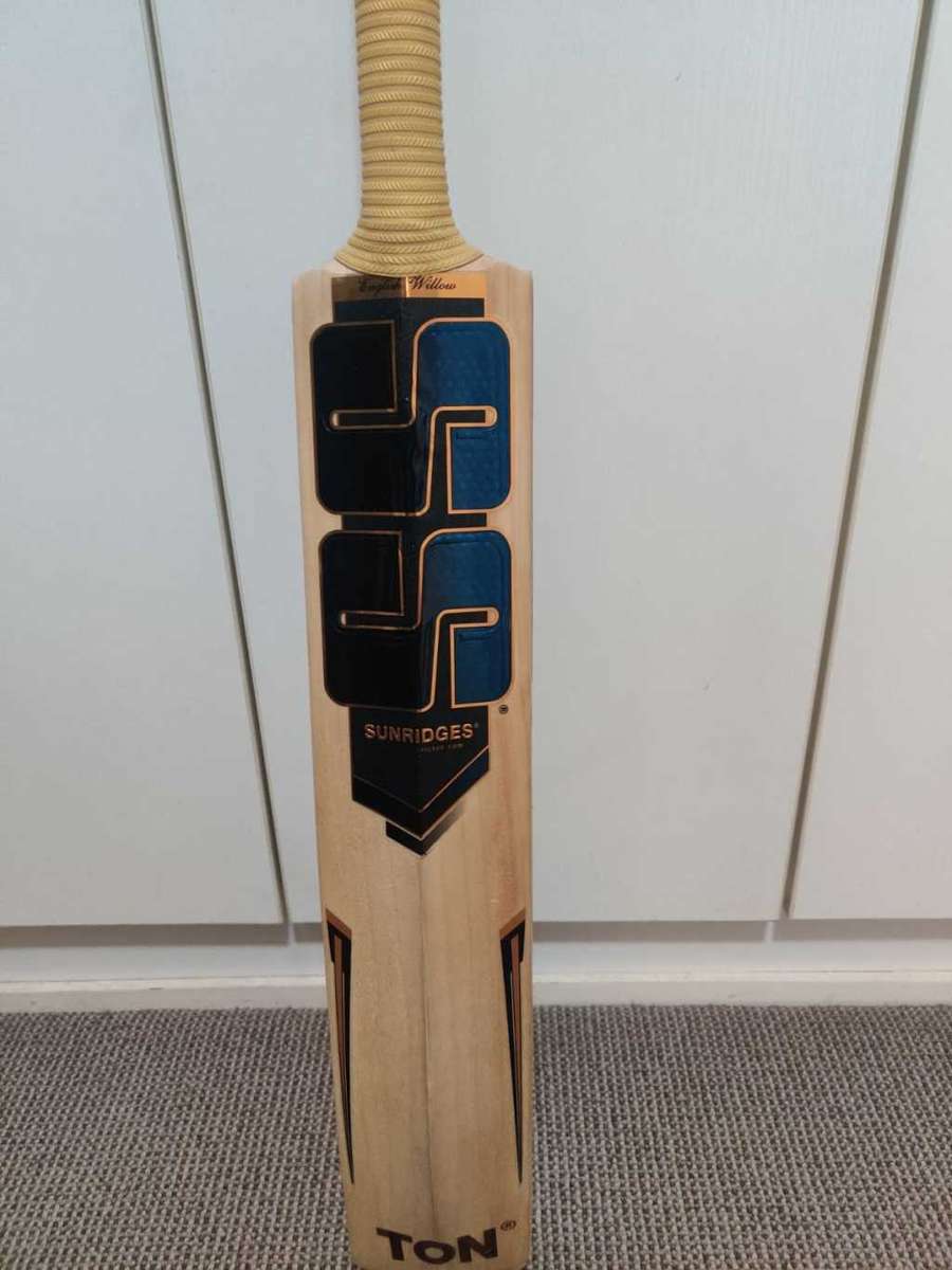 SS GG Smacker cricket bat - Free pads