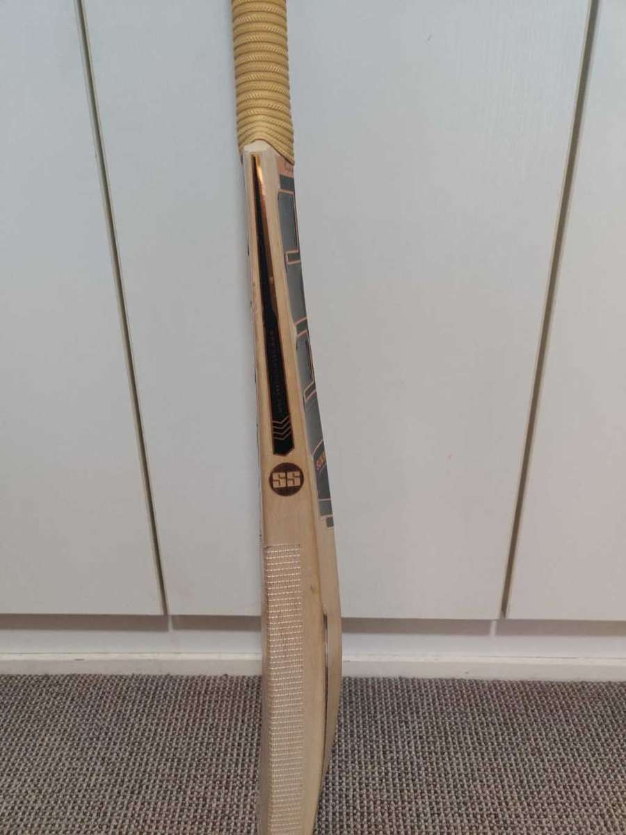 SS GG Smacker cricket bat - Free pads