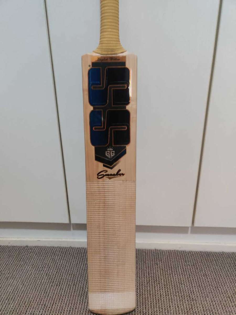 SS GG Smacker cricket bat - Free pads