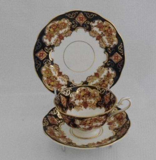 ROYAL ALBERT "HEIRLOOM" TRIO, NICE OLD ONE