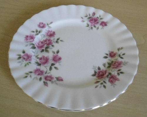 ROYAL ALBERT UN-NAMED TEA / SIDE PLATE