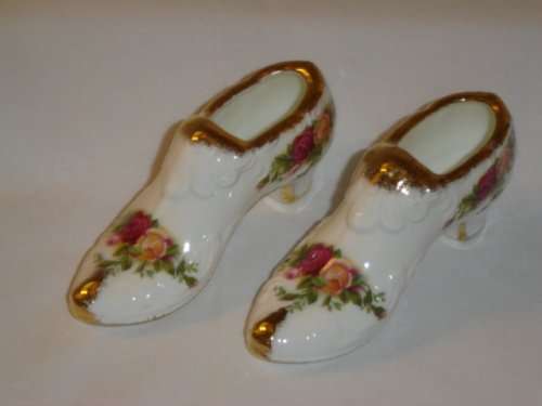ROYAL ALBERT "OLD COUNTRY ROSES' PAIR OF DECORATIVE  SHOES