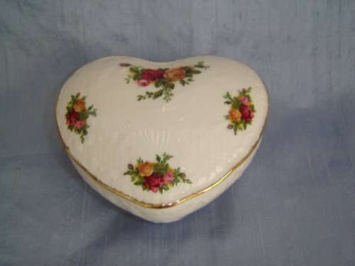 ROYAL ALBERT HEART SHAPED TRINKET BOX "OLD COUNTRY ROSES"