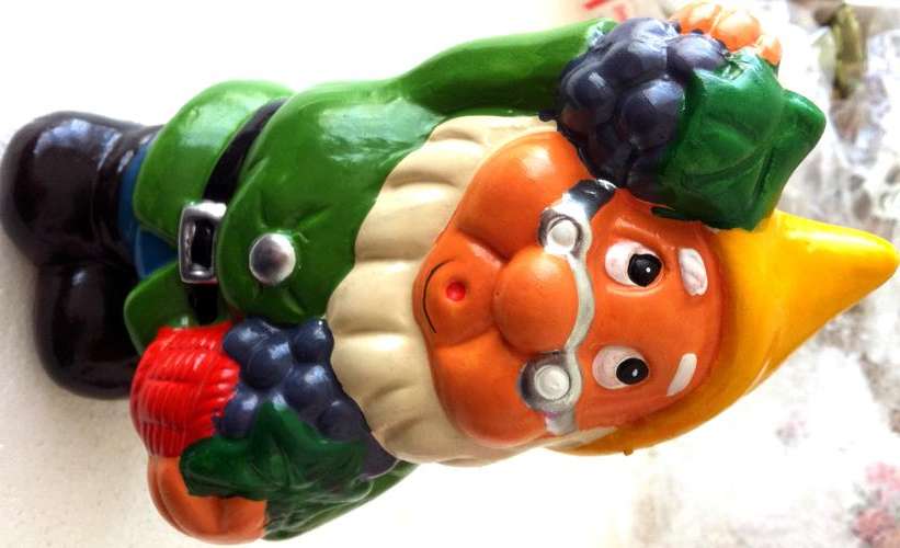 "Grapes galore!" ADORABLE CHEERFUL BRIGHT-EYED GARDEN GNOME! Approx. 20cm H