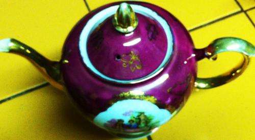 STUNNING! LARGE TEA POT WITH GOLD / BURGUNDY / MOTHER-OF-PEARL COLOURS!