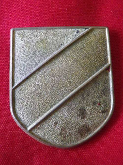 GERMANY -  GERMAN AFRIKA CORPS WW II PITH HELMET TRICOLOR BADGE - NO PAINT