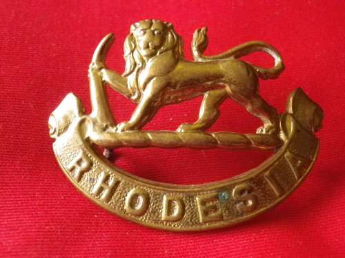 RHODESIAN STAFF CORPS + GEN SERVICE BRASS CAP BADGE 1943 ONWARDS - FIRMIN - SLIGHT POLISH