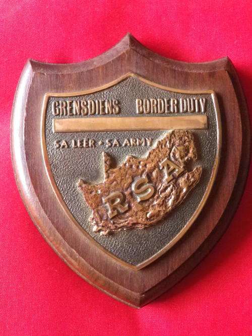 SA ARMY - BORDER DUTY BRASS PLAQUE ON HARDWOOD WITH STAND - BORDER WAR PERIOD