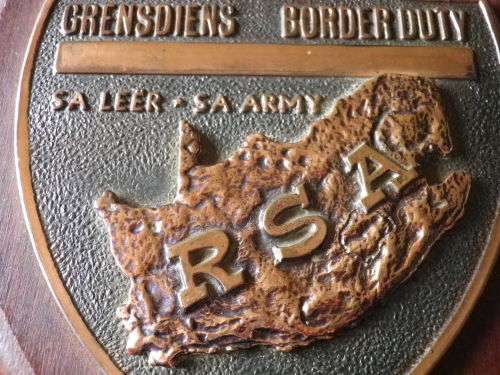 SA ARMY - BORDER DUTY BRASS PLAQUE ON HARDWOOD WITH STAND - BORDER WAR PERIOD