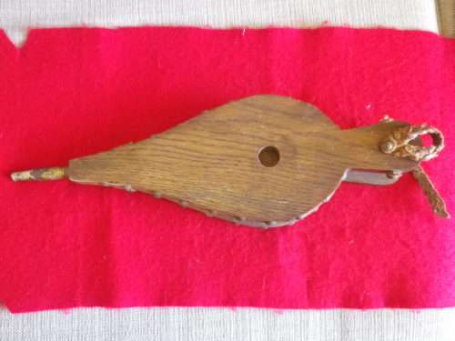 PAIR OF WOODEN AND LEATHER BELLOWS WITH METAL SPOUT AND STUDS. APPROX LENGTH 370MM