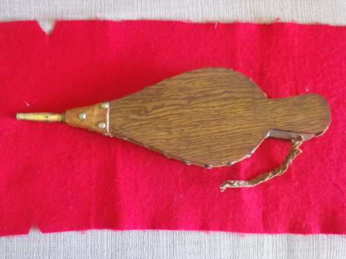 PAIR OF WOODEN AND LEATHER BELLOWS WITH METAL SPOUT AND STUDS. APPROX LENGTH 370MM
