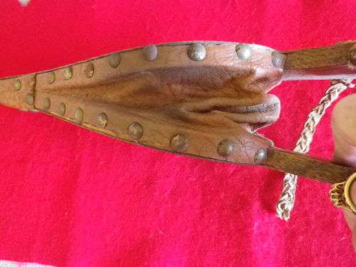 PAIR OF WOODEN AND LEATHER BELLOWS WITH METAL SPOUT AND STUDS. APPROX LENGTH 370MM