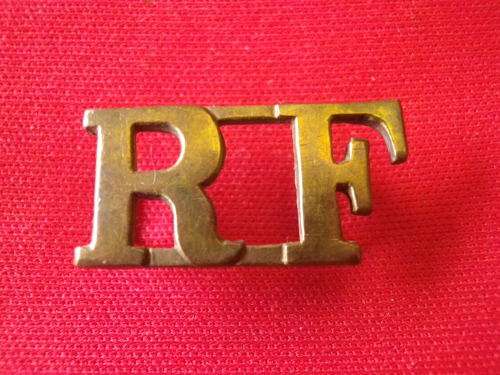 GREAT BRITAIN - ROYAL FUSILIERS BRASS SHOULDER TITLE - ANGLED LUGS