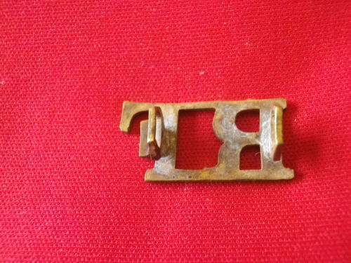GREAT BRITAIN - ROYAL FUSILIERS BRASS SHOULDER TITLE - ANGLED LUGS