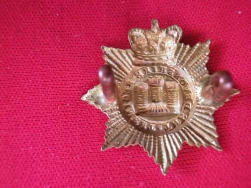 3831- GREAT BRITAIN - DEVONSHIRE REGT. QVC -  GILDING METAL COLLAR BADGE