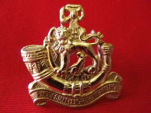 RHODESIAN LIGHT INFANTRY -  SILVER ANODISED CAP + FACING COLLAR BADGES  -  UDI PERIOD (3998)