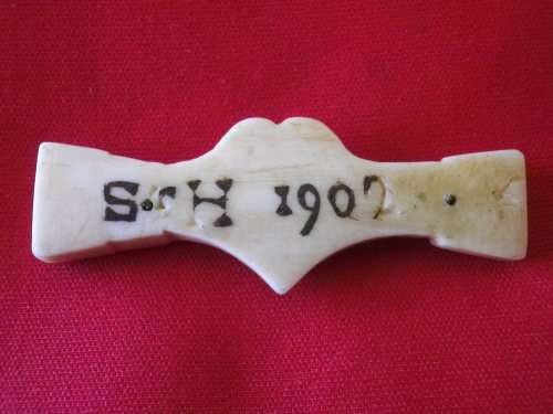 BOER WAR - POW (ST HELENA 1902) BONE SWEETHEART / FRIENDSHIP / PEACE  BROOCH - PIN BROKEN OFF (4154)