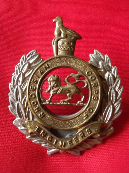RHODESIAN CORPS OF ENGINEERS BI METAL CAP BADGE -UDI PERIOD- (4195)