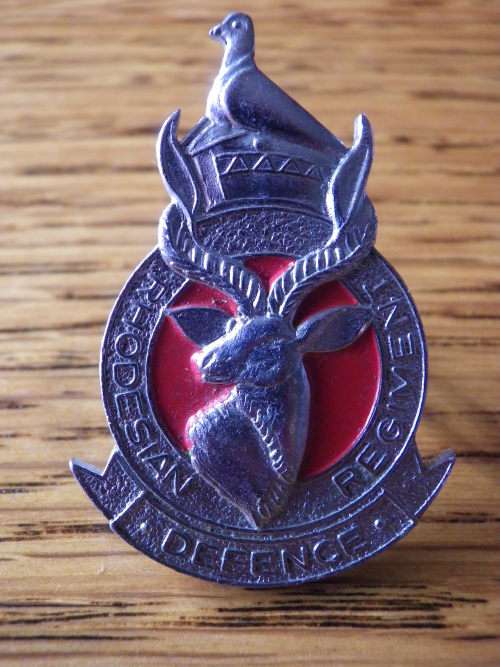 RHODESIAN DEFENCE REGT. CHROME + ENAMEL CAP BADGE -1978 ONLY   (4561)