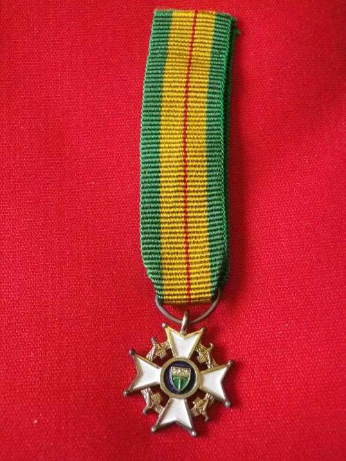 RHODESIAN - MEMBER OF THE LEGION OF MERIT (MLM) MILITARY DIV.  - MINIATURE - WITH RIBBON - (4601)