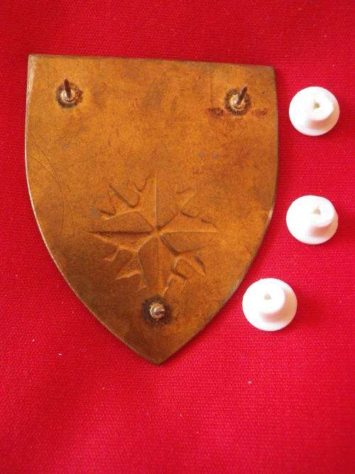 SANDF - 4 SPECIAL FORCES REGT. METAL SHOULDER FLASH  -      (25)