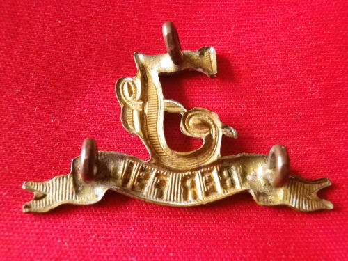 GREAT BRITAIN - SEAFORTH HIGHLANDERS EARLY BRASS COLLAR BADGE - 3 LUGS-  (V138)