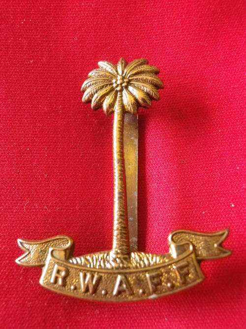 GREAT BRITAIN - ROYAL WEST AFRICAN FRONTIER FORCE -  BRASS CAP BADGE -  (V128)