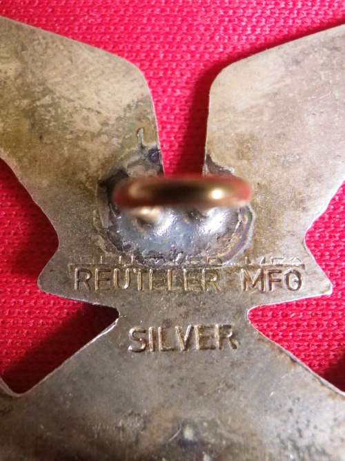 RHODESIA - SELOUS SCOUTS  OFFICERS SILVER  BERET BADGE - SEE MORE COMMENT BELOW  (V161)